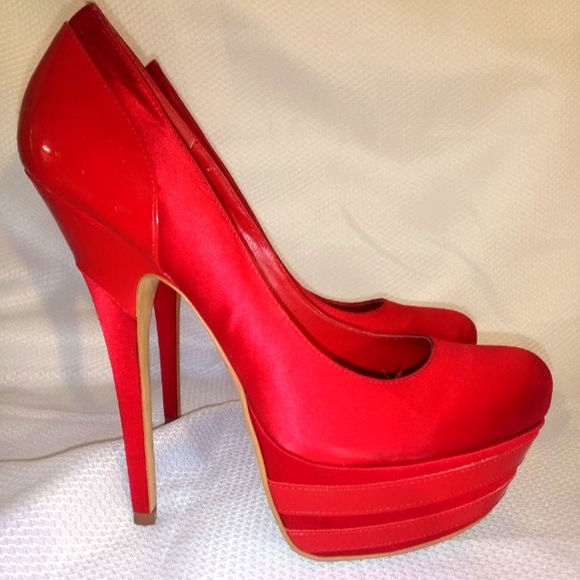 BEBE 7 RED SATIN & GLOSSY PATENT PLATFORM HEELS Christmas holidays closed toe - Picture 4 of 12